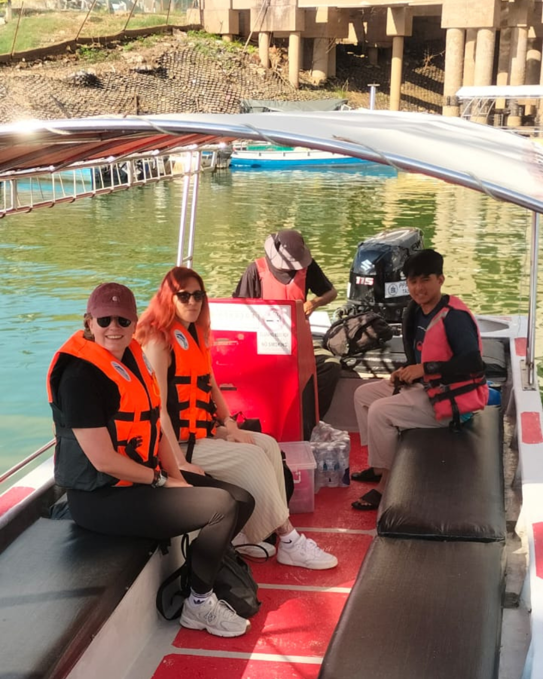 Speedboat membawa pengunjung di kawasan Royal Belum